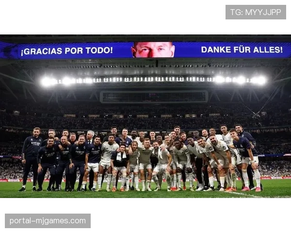 特写镜头：伯纳乌全场起立鼓掌，送别克罗斯