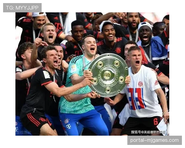 特写:诺伊尔完成德甲第500次出场,赛后获颁纪念奖盘 特写:诺伊尔完成德甲第500次出场,赛后获颁纪念奖盘